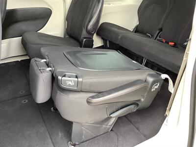 2017 Chrysler Pacifica Touring-L   - Photo 29 - Crest Hill, IL 60403
