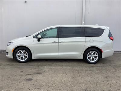 2017 Chrysler Pacifica Touring-L   - Photo 3 - Crest Hill, IL 60403