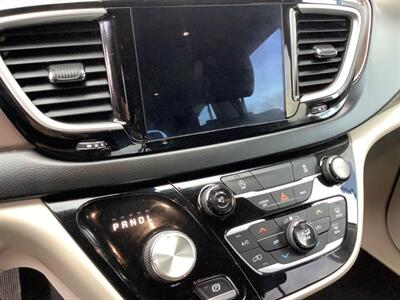 2017 Chrysler Pacifica Touring-L   - Photo 14 - Crest Hill, IL 60403