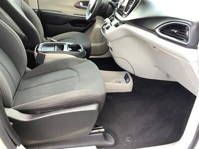 2017 Chrysler Pacifica Touring-L   - Photo 39 - Crest Hill, IL 60403