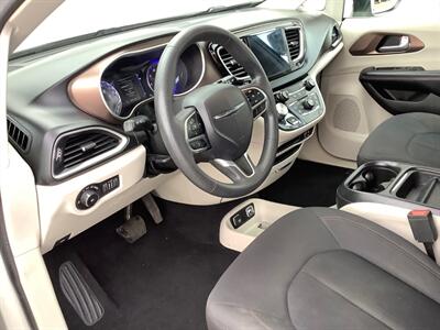 2017 Chrysler Pacifica Touring-L   - Photo 15 - Crest Hill, IL 60403