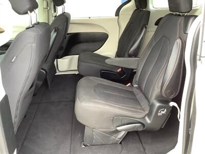 2017 Chrysler Pacifica Touring-L   - Photo 28 - Crest Hill, IL 60403