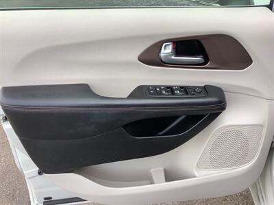 2017 Chrysler Pacifica Touring-L   - Photo 11 - Crest Hill, IL 60403