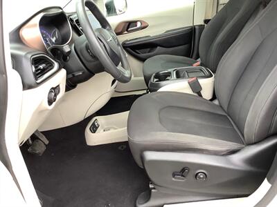 2017 Chrysler Pacifica Touring-L   - Photo 16 - Crest Hill, IL 60403