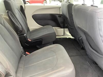 2017 Chrysler Pacifica Touring-L   - Photo 32 - Crest Hill, IL 60403