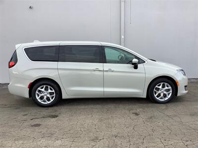 2017 Chrysler Pacifica Touring-L   - Photo 7 - Crest Hill, IL 60403
