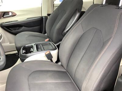 2017 Chrysler Pacifica Touring-L   - Photo 26 - Crest Hill, IL 60403
