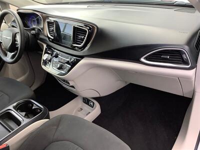 2017 Chrysler Pacifica Touring-L   - Photo 40 - Crest Hill, IL 60403