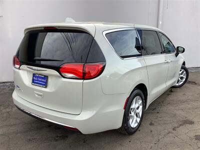 2017 Chrysler Pacifica Touring-L   - Photo 6 - Crest Hill, IL 60403