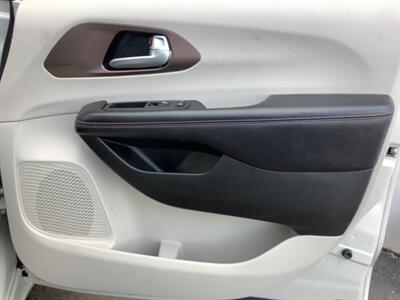 2017 Chrysler Pacifica Touring-L   - Photo 36 - Crest Hill, IL 60403