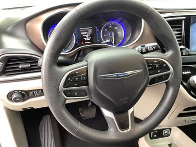 2017 Chrysler Pacifica Touring-L   - Photo 13 - Crest Hill, IL 60403