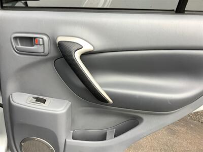 2001 Toyota RAV4   - Photo 17 - Crest Hill, IL 60403