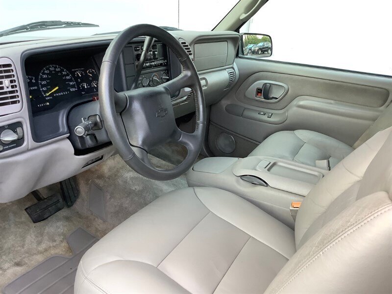 1999 Chevrolet Suburban LT photo 21