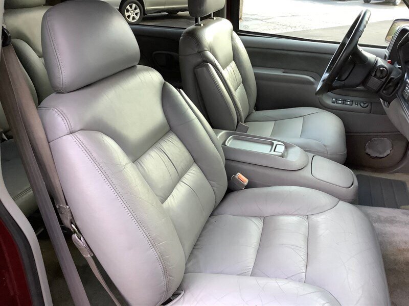 1999 Chevrolet Suburban LT photo 25