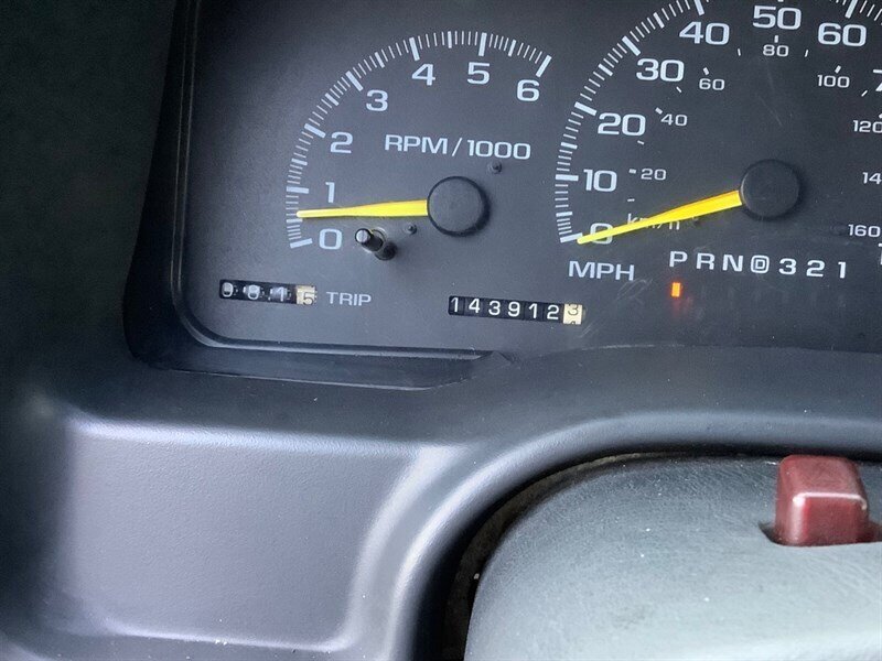 1999 Chevrolet Suburban LT photo 16
