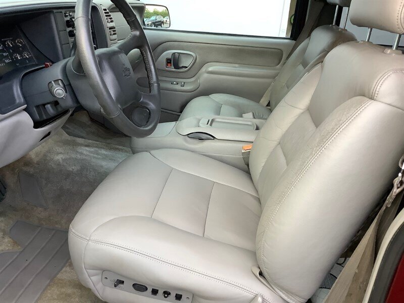 1999 Chevrolet Suburban LT photo 11