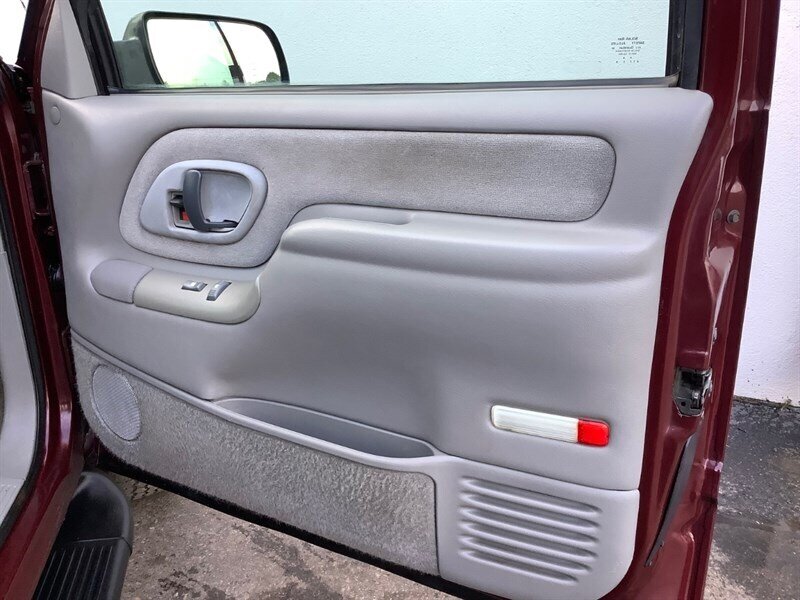 1999 Chevrolet Suburban LT photo 23