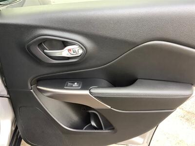 2019 Jeep Cherokee Latitude Plus   - Photo 32 - Crest Hill, IL 60403