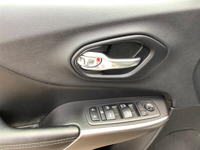 2019 Jeep Cherokee Latitude Plus   - Photo 14 - Crest Hill, IL 60403
