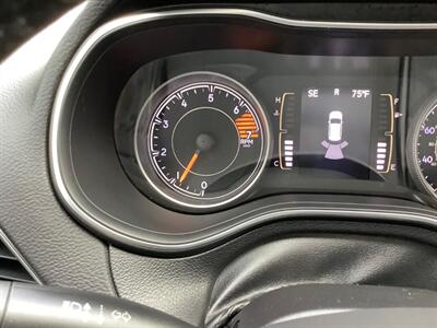 2019 Jeep Cherokee Latitude Plus   - Photo 12 - Crest Hill, IL 60403