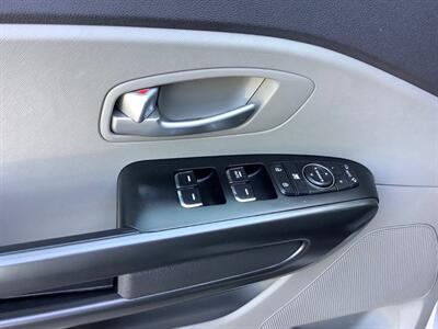 2017 Kia Sedona LX   - Photo 12 - Crest Hill, IL 60403