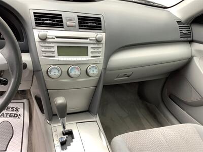 2011 Toyota Camry LE   - Photo 14 - Crest Hill, IL 60403