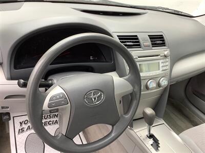 2011 Toyota Camry LE   - Photo 15 - Crest Hill, IL 60403