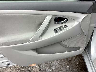 2011 Toyota Camry LE   - Photo 10 - Crest Hill, IL 60403