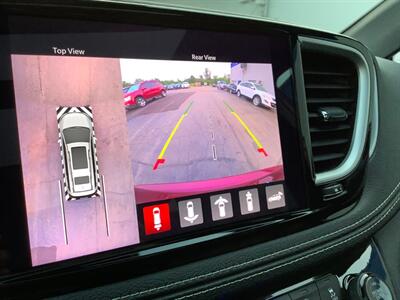 2021 Chrysler Pacifica Touring L   - Photo 13 - Crest Hill, IL 60403