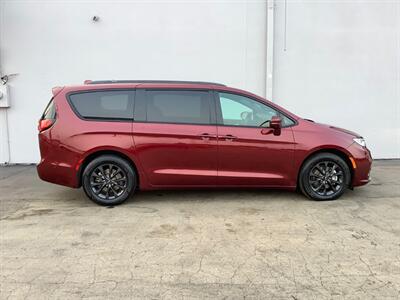 2021 Chrysler Pacifica Touring L   - Photo 8 - Crest Hill, IL 60403