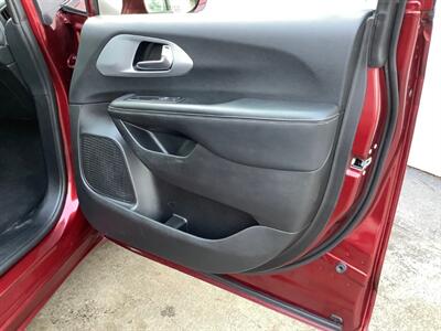 2021 Chrysler Pacifica Touring L   - Photo 30 - Crest Hill, IL 60403