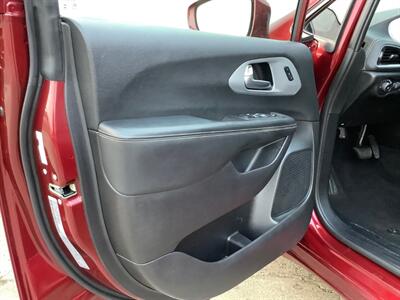 2021 Chrysler Pacifica Touring L   - Photo 14 - Crest Hill, IL 60403