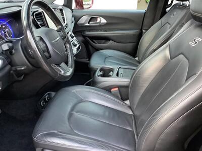 2021 Chrysler Pacifica Touring L   - Photo 15 - Crest Hill, IL 60403