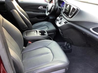 2021 Chrysler Pacifica Touring L   - Photo 31 - Crest Hill, IL 60403