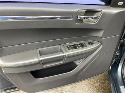 2008 Chrysler 300 C HEMI 5.7L  5.7L V8 - Photo 8 - Crest Hill, IL 60403
