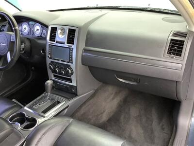 2008 Chrysler 300 C HEMI 5.7L  5.7L V8 - Photo 22 - Crest Hill, IL 60403