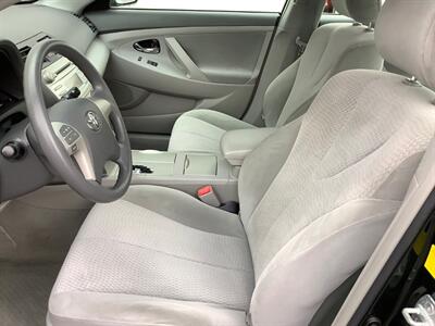 2011 Toyota Camry LE   - Photo 14 - Crest Hill, IL 60403