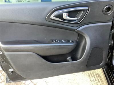 2016 Chrysler 200 Sedan 4D Limited 2.4L I4   - Photo 11 - Crest Hill, IL 60403