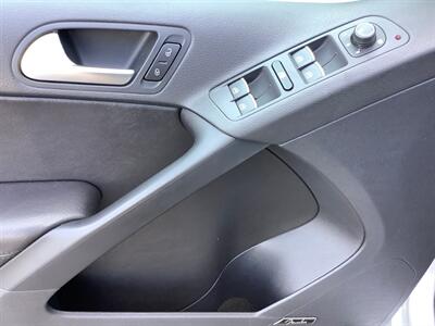 2017 Volkswagen Tiguan 2.0T SEL - Photo 12 - Crest Hill, IL 60403