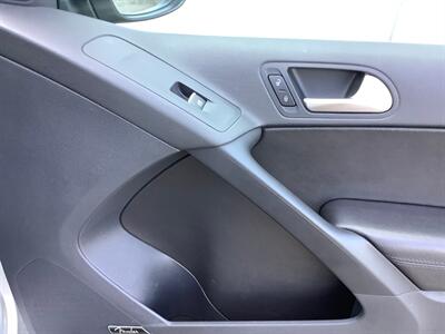 2017 Volkswagen Tiguan 2.0T SEL - Photo 31 - Crest Hill, IL 60403