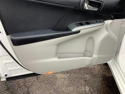2012 Toyota Camry Hybrid LE - Photo 13 - Crest Hill, IL 60403