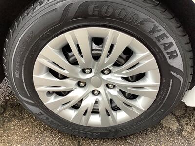2012 Toyota Camry Hybrid LE - Photo 38 - Crest Hill, IL 60403