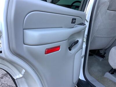 2005 Chevrolet Tahoe LS   - Photo 36 - Crest Hill, IL 60403