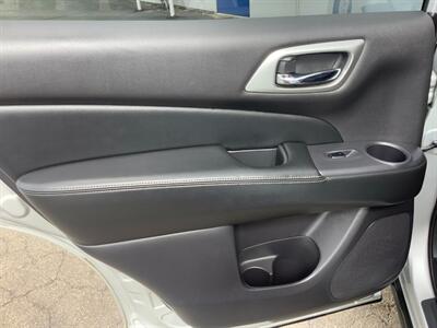 2017 Nissan Pathfinder Platinum - Photo 42 - Crest Hill, IL 60403