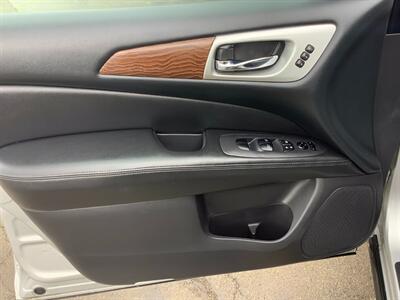 2017 Nissan Pathfinder Platinum - Photo 21 - Crest Hill, IL 60403