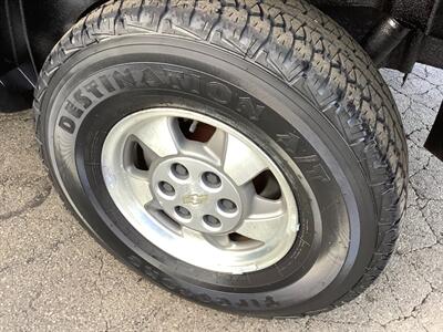 2001 Chevrolet Tahoe LS - Photo 41 - Crest Hill, IL 60403