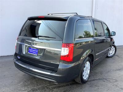 2011 Chrysler Town & Country Touring-L   - Photo 6 - Crest Hill, IL 60403