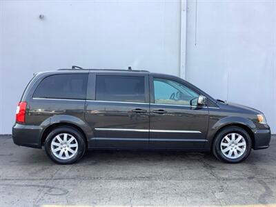 2011 Chrysler Town & Country Touring-L   - Photo 8 - Crest Hill, IL 60403