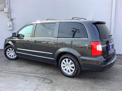 2011 Chrysler Town & Country Touring-L   - Photo 4 - Crest Hill, IL 60403