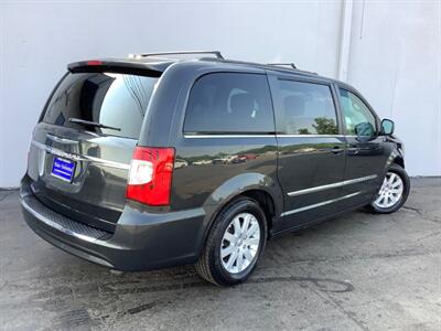 2011 Chrysler Town & Country Touring-L   - Photo 7 - Crest Hill, IL 60403